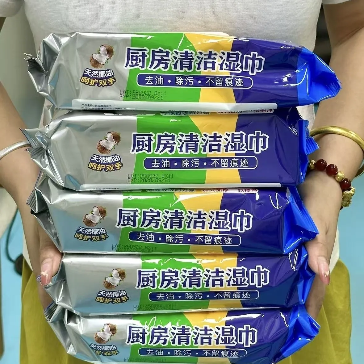 Upgraded, larger and thicker cleaning wipes for kitchens, range hoods, and stovetops; disposable cleaning cloths for lazy people; cleaning liquid.